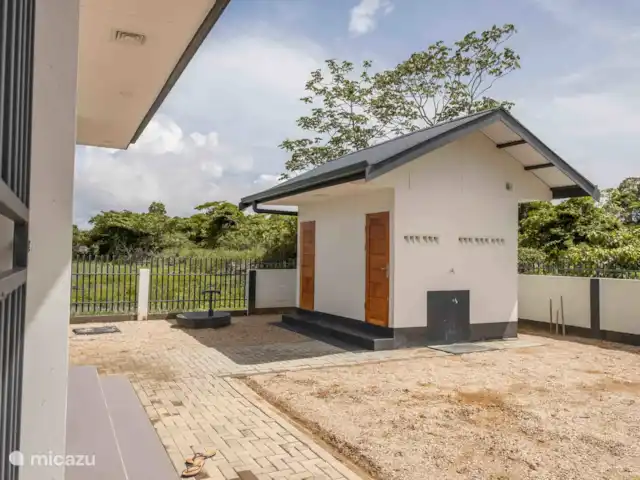 villa en Surinam, Paramaribo, Paramaribo – Villa Faya Lobi Jardín, cobertizo y aseo exterior