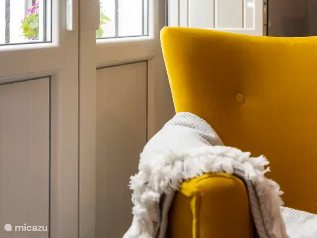 Victoria Seis - Casa de Anna | Espagne, Andalousie, Medina Sidonia - appartement Salon spacieux avec canapé 2 personnes, fateuil, table de travail avec chaise haute, TV et climatisation/chauffage.