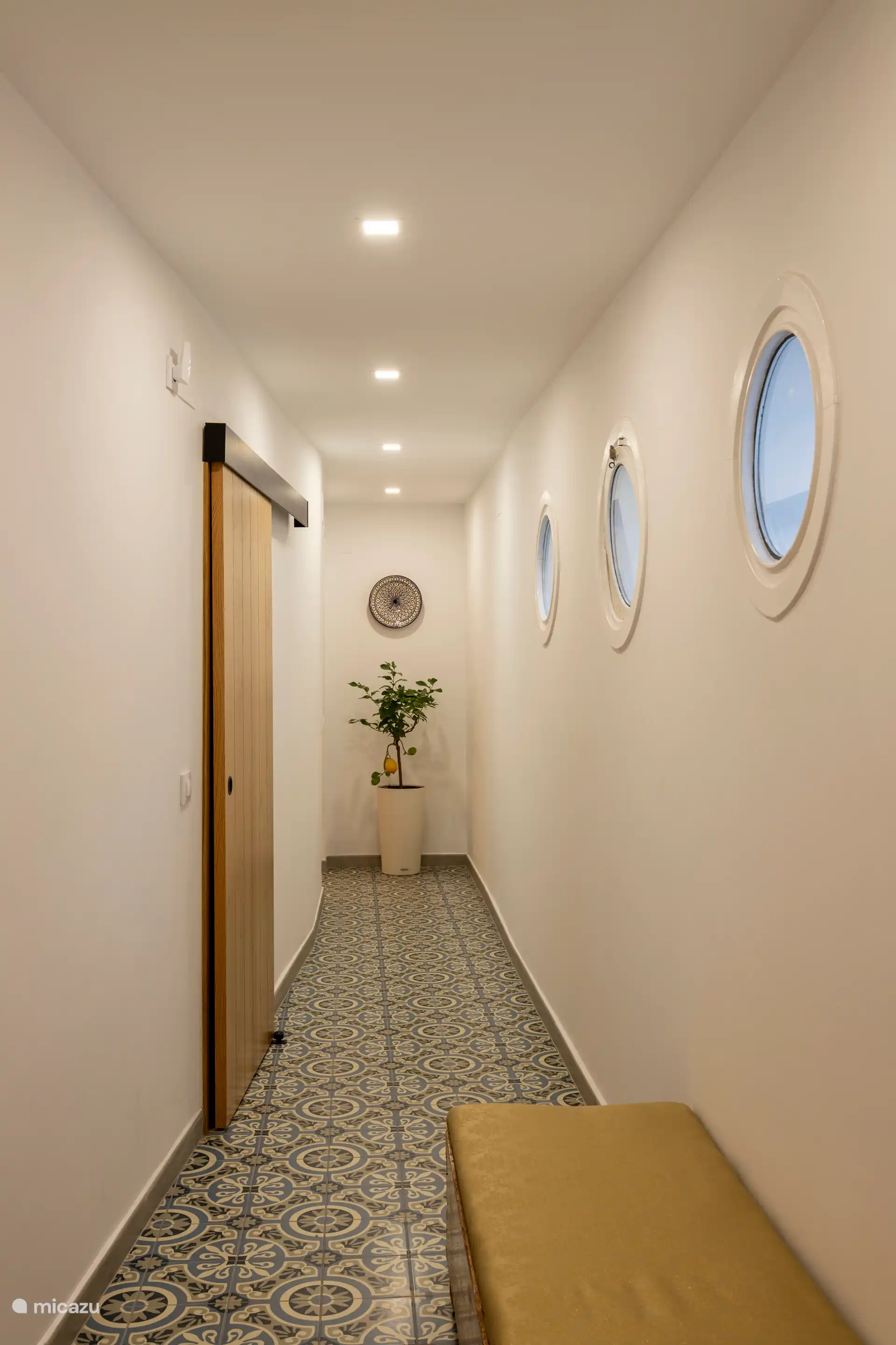 Flur vom Eingang zur Küche mit dem Wohnzimmer, dem Badezimmer und 2 Schlafzimmern auf beiden Seiten.