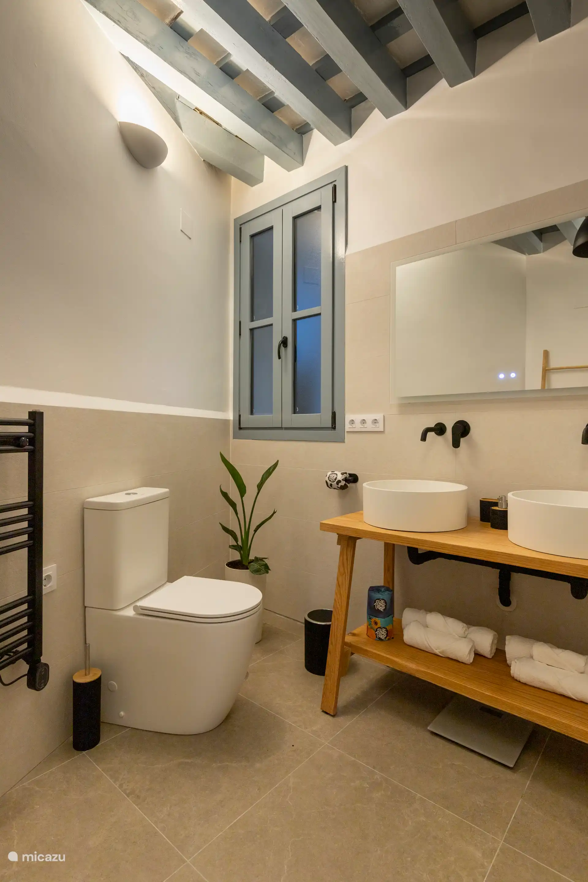 Geräumiges Badezimmer mit begehbarer Dusche, WC, Waschbecken mit 2 Waschbecken, Spiegel mit Licht und Antibeschlagheizung, Pflegeprodukte.