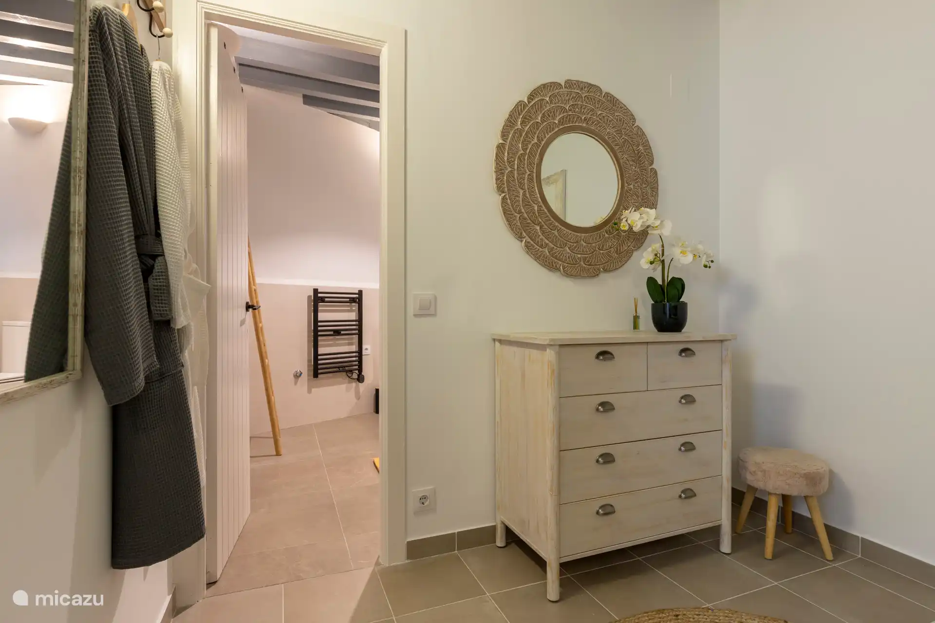 Doppelzimmer mit Kingsize-Bett, Kommode, Deckenlüftung, Bademänteln und Spiegel. Dieses Zimmer verfügt über ein eigenes Bad.