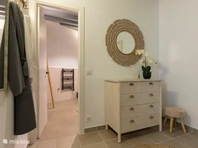 Victoria Seis - Casa de Anna | Espagne, Andalousie, Medina Sidonia - appartement Chambre double avec lit king-size, commode, ventilation au plafond, peignoirs et miroir. Cette chambre dispose d’une salle de bain attenante.