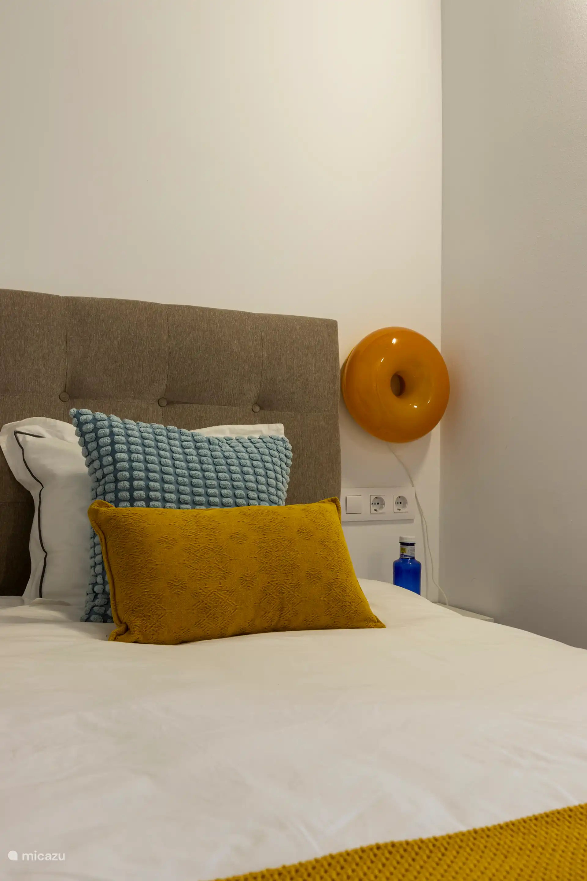 Doppelzimmer mit Kingsize-Bett, Kommode, Deckenlüftung, Bademänteln und Spiegel. Dieses Zimmer verfügt über ein eigenes Bad.