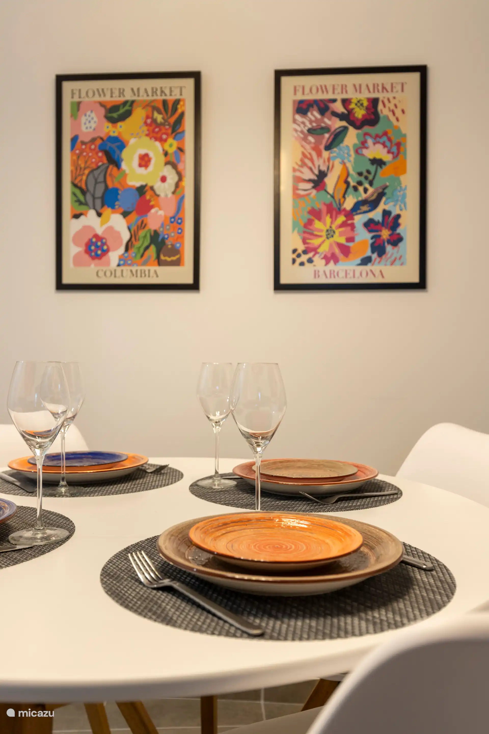 Voll ausgestattete Küche mit Cerankochfeld, Kühlschrank, Waschmaschine, Tisch mit 4 Stühlen, Nespresso-Kaffeemaschine, SMEG-Wasserkocher und Toaster sowie Klimaanlage/Heizung.