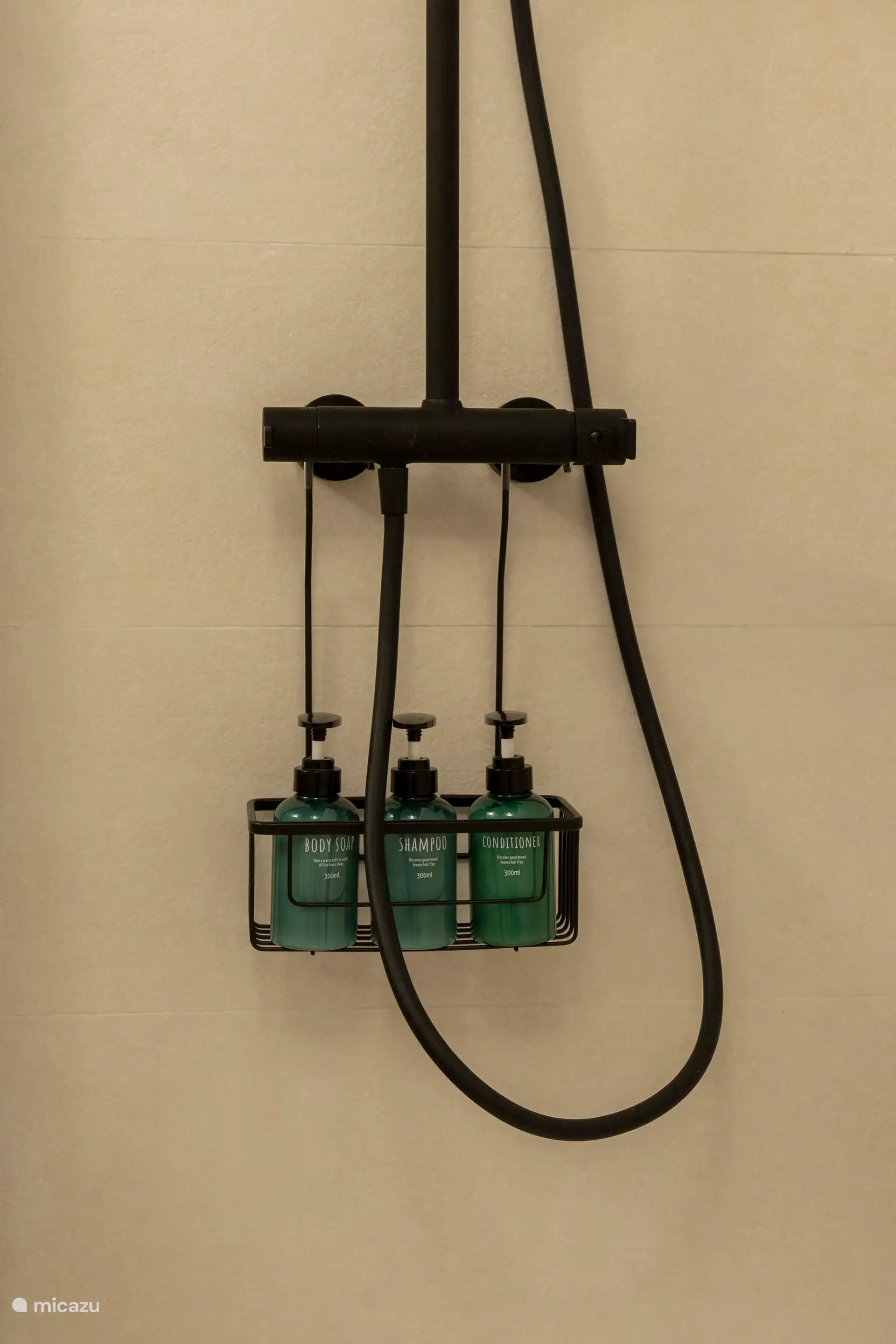 Geräumiges Badezimmer mit begehbarer Dusche, WC, Waschbecken mit 2 Waschbecken, Spiegel mit Licht und Antibeschlagheizung, Pflegeprodukte.