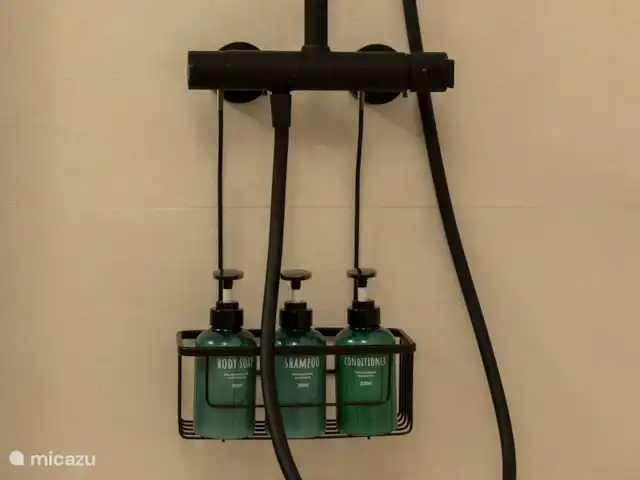 Victoria Seis - Casa de Anna | Espagne, Andalousie, Medina Sidonia - appartement Salle de bain spacieuse avec douche à l’italienne, toilettes, lavabo avec 2 lavabos, miroir avec lumière et chaleur anti-buée, articles de toilette.