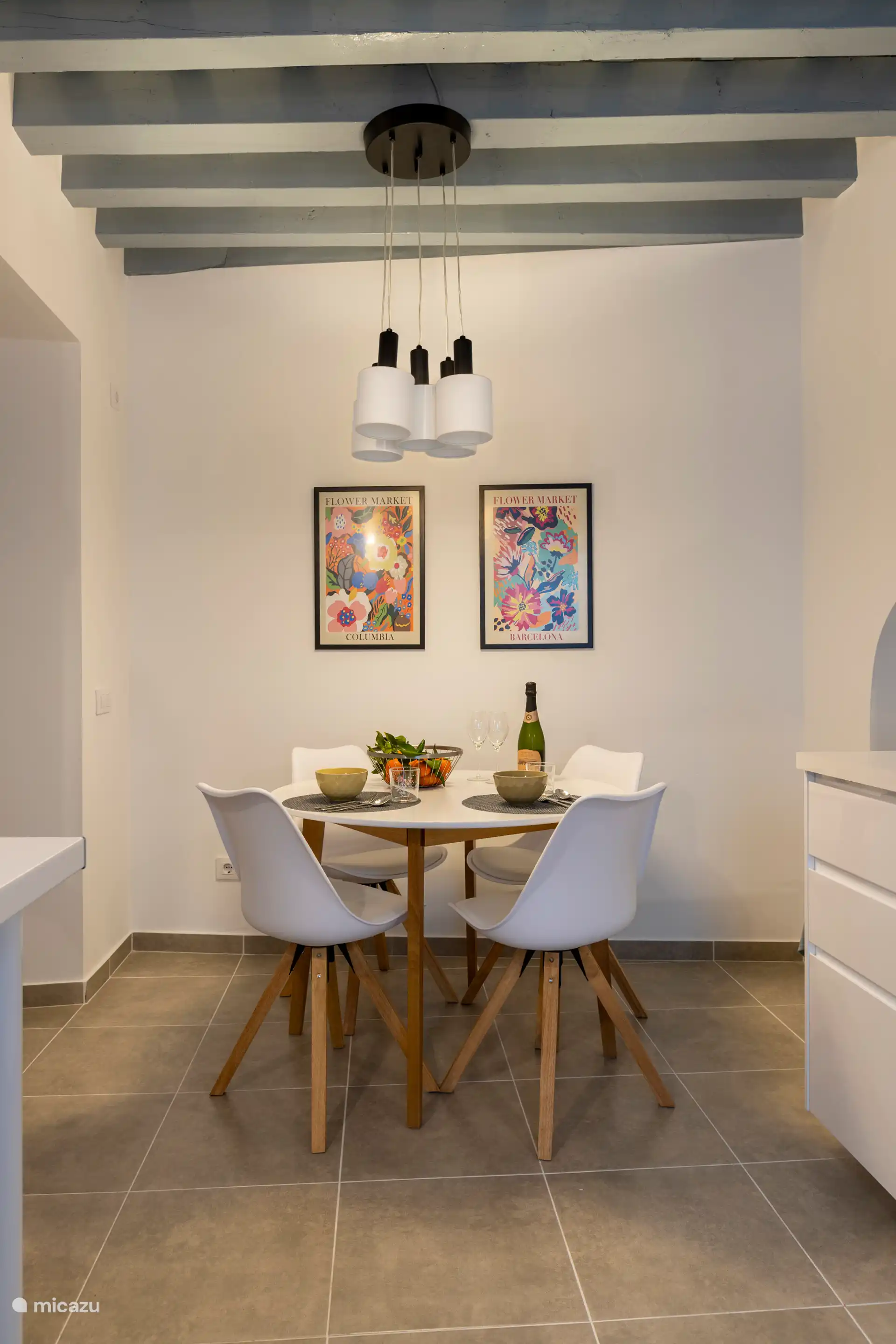 Voll ausgestattete Küche mit Tisch mit 4 Stühlen.