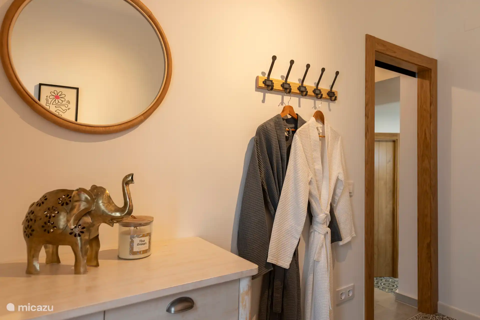 Zweites Schlafzimmer mit Etagenbett, Schrank, Spiegel, Bademänteln und Klimaanlage/Heizung