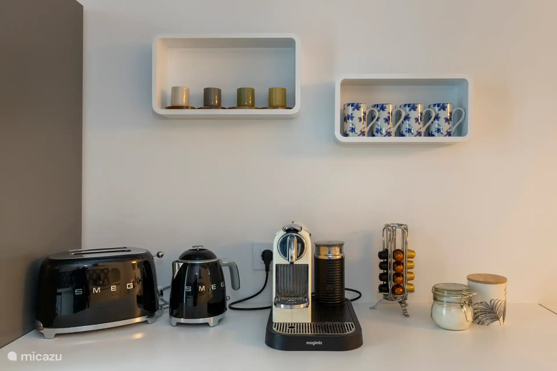 Voll ausgestattete Küche mit Nespresso-Kaffeemaschine, SMEG-Wasserkocher und SMEG-Toaster.
