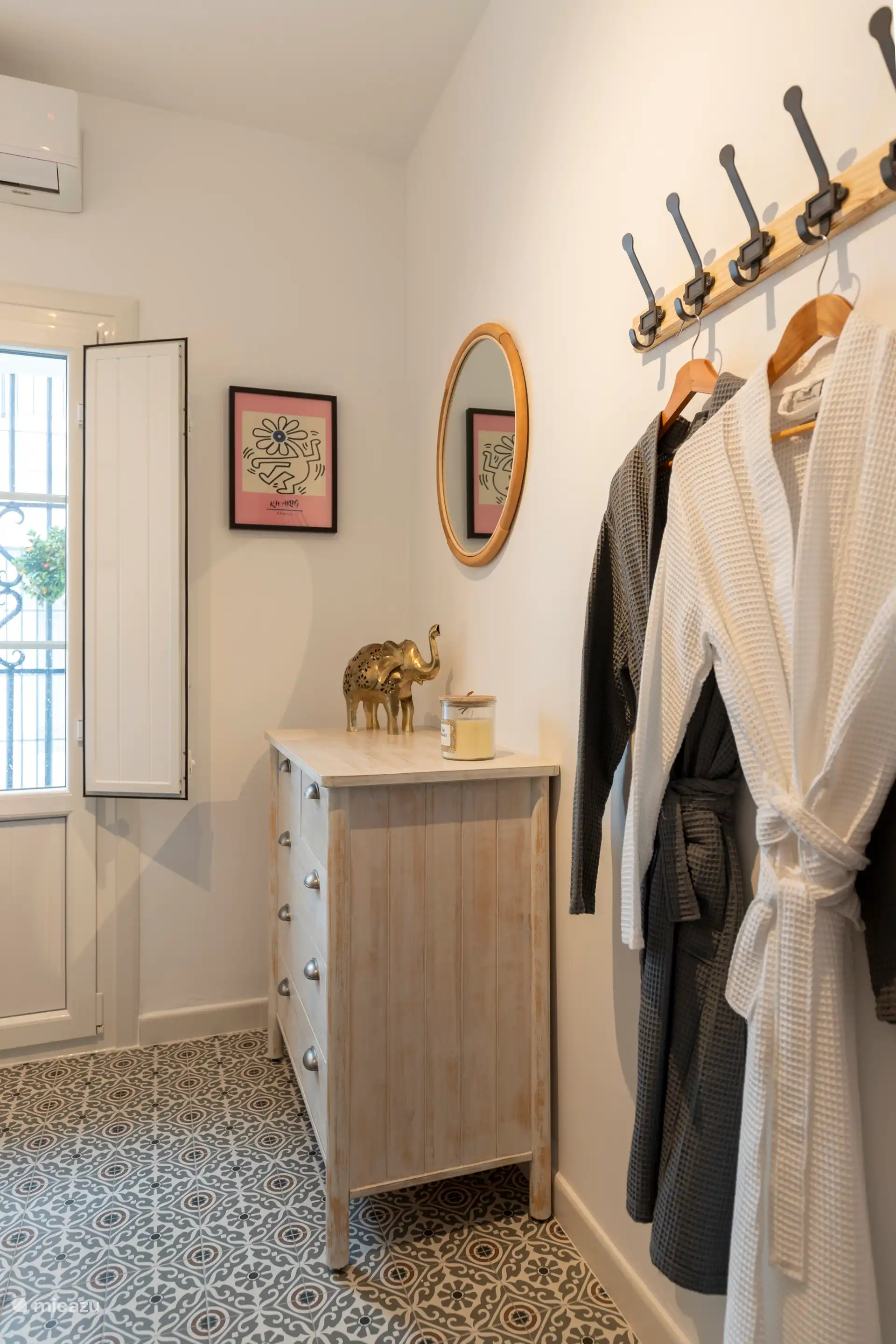 Zweites Schlafzimmer mit Etagenbett, Schrank, Bademänteln und Klimaanlage/Heizung.