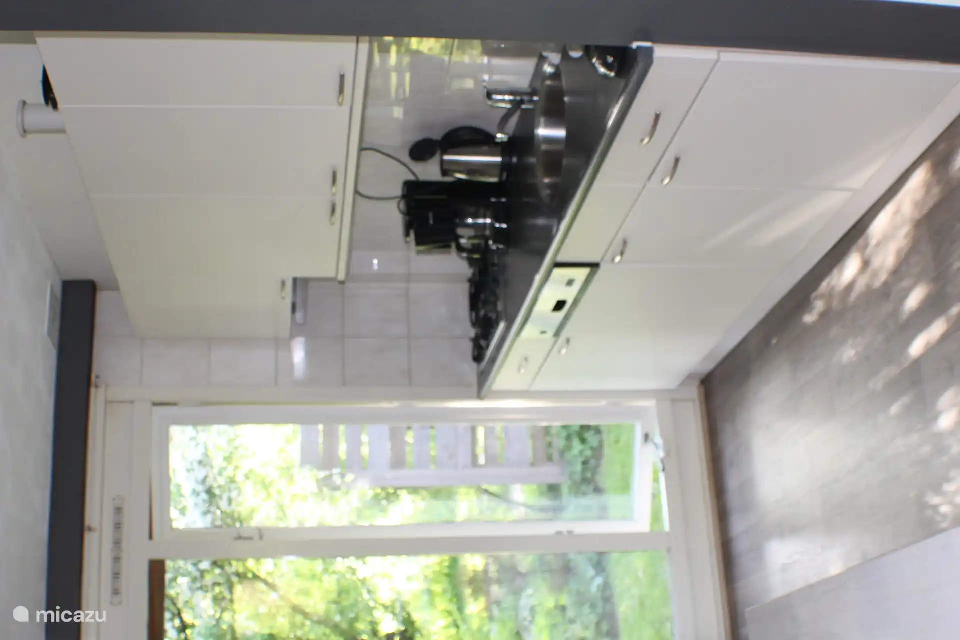 Keuken met koffiezetapparaat, waterkoker en vaatwasser