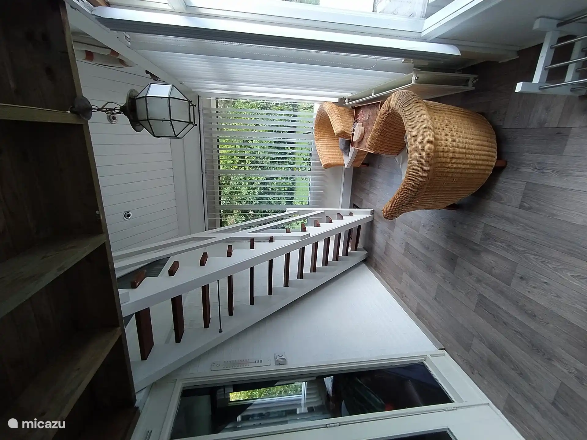 Trap naar boven en gezellige zitplek