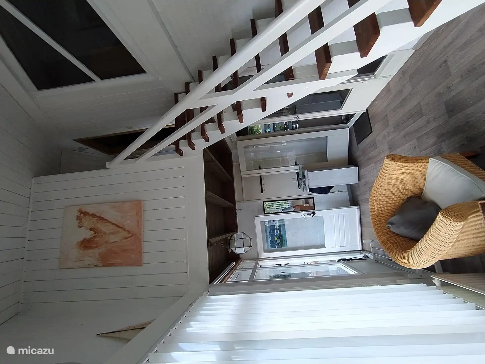 Trap naar boven en deur naar buiten, deur naar woonkamer