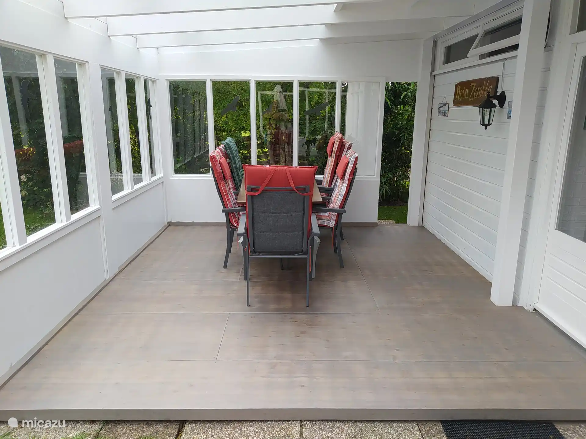 Buitengazon met tuinmeubels