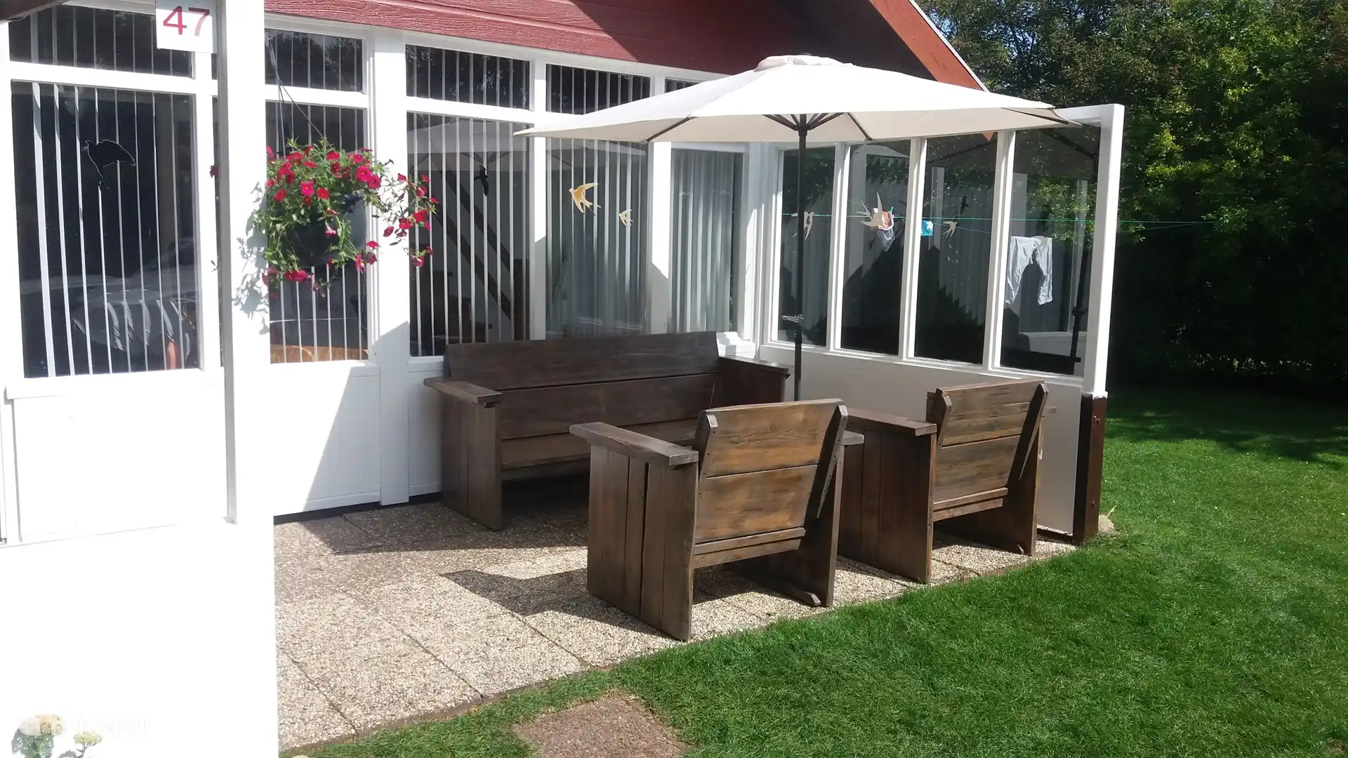 Gezellige tuinset met parasol