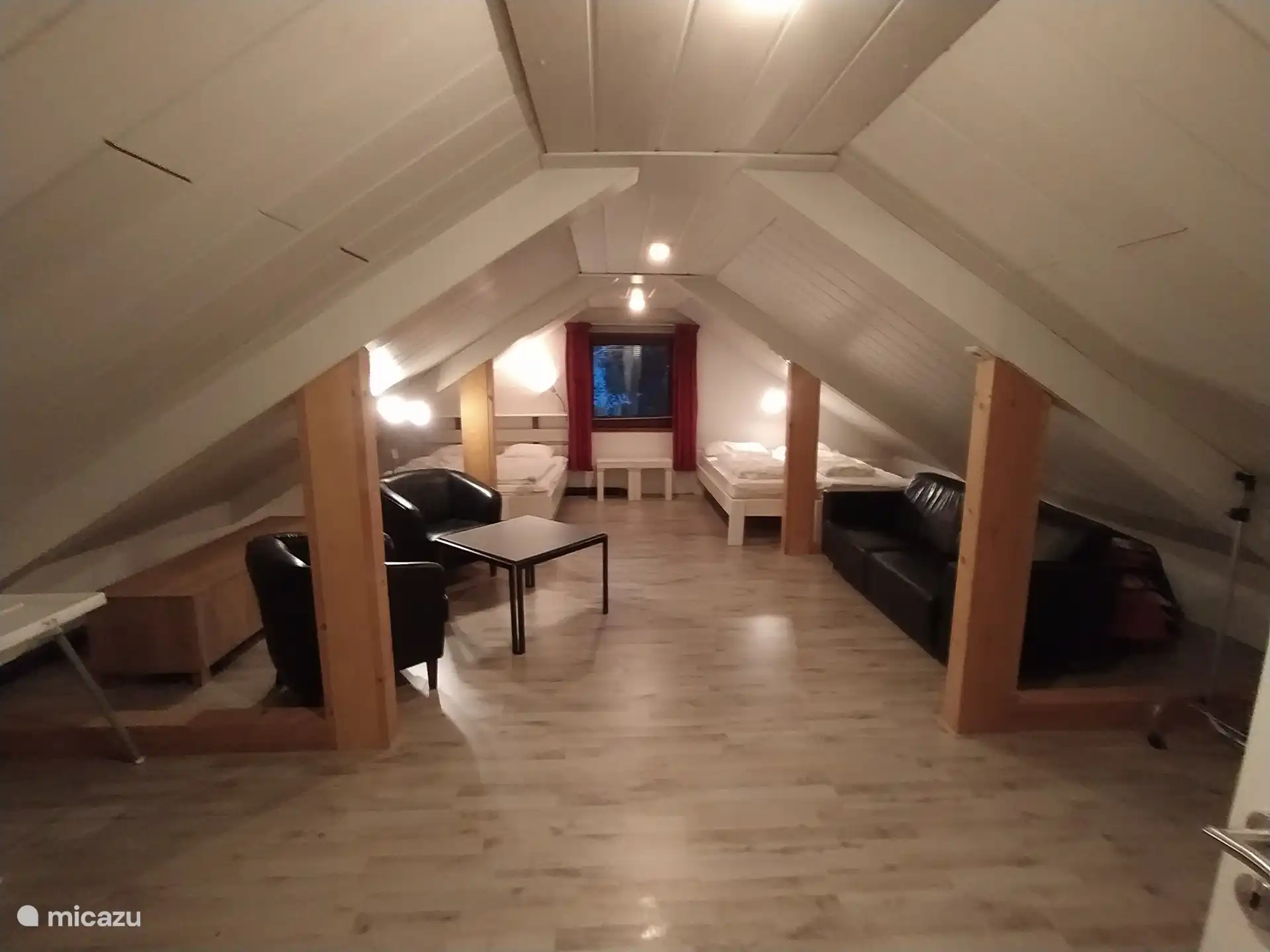 Boven grote slaapkamer met 4 eenpersoonsbedden