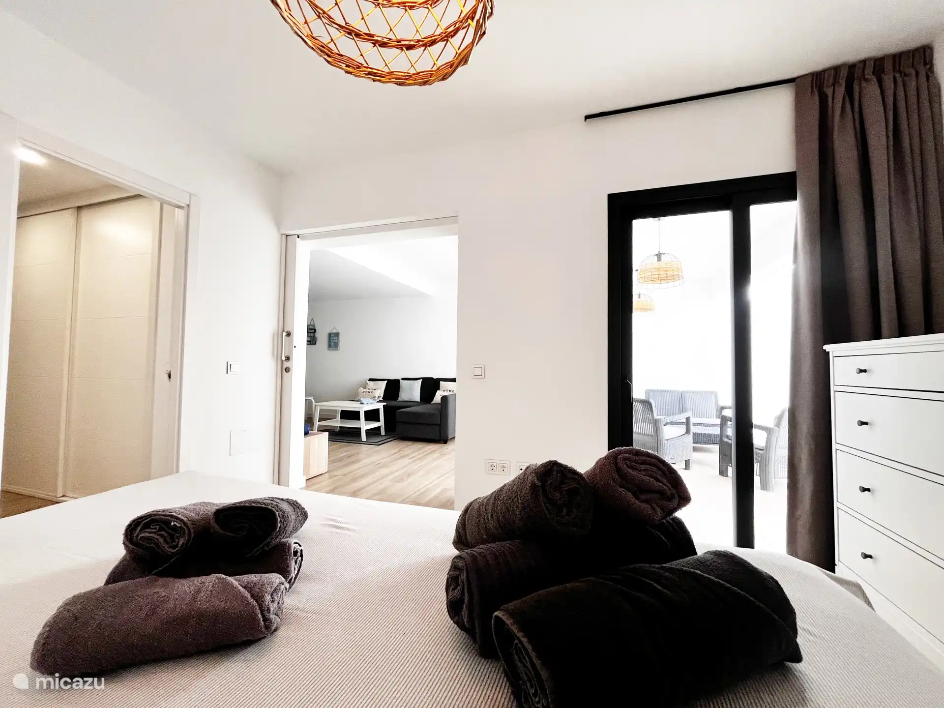 Dormitorio con acceso a la terraza