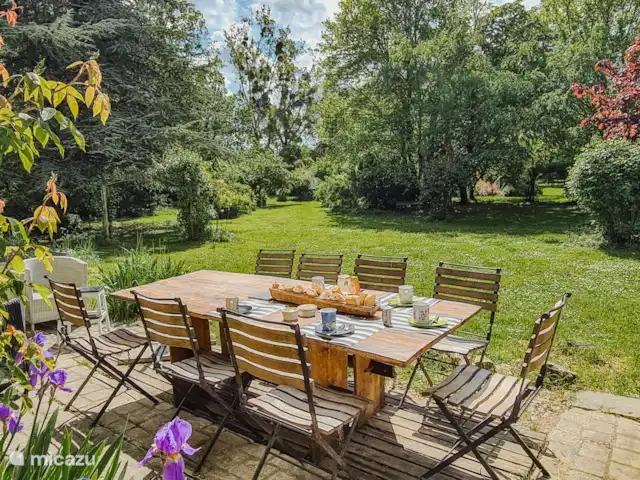 B&B BienViennue - Chambre Sorel 1-2p | France, Indre-et-Loire, Marcilly-sur-Vienne - chambres d'hôtes Terrasse avec plusieurs grandes tables à manger