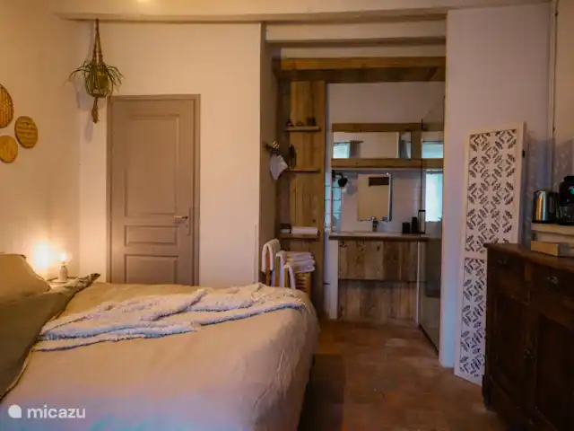 B&B BienViennue - Chambre Sorel 1-2p | France, Indre-et-Loire, Marcilly-sur-Vienne - chambres d'hôtes Chambre Sorel avec salle de bain attenante.