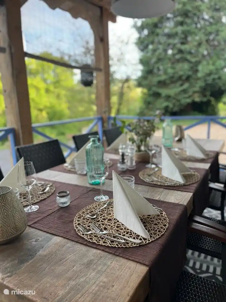 Morgens frühstücken wir draußen und abends Abendessen!