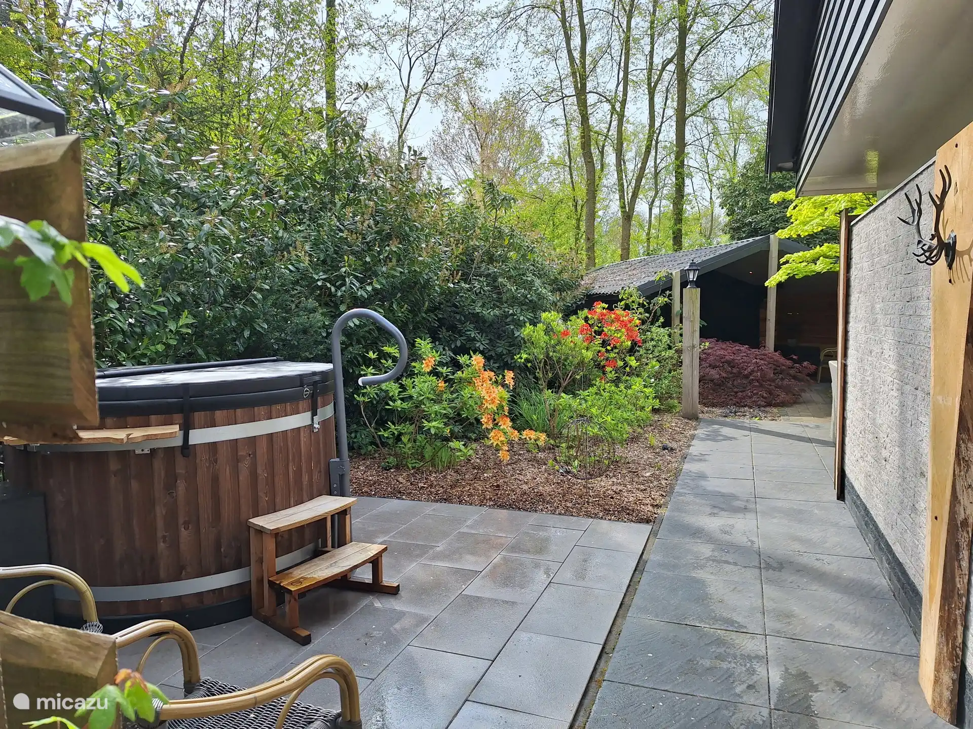 Bain à remous avec passerelle vers le sauna 