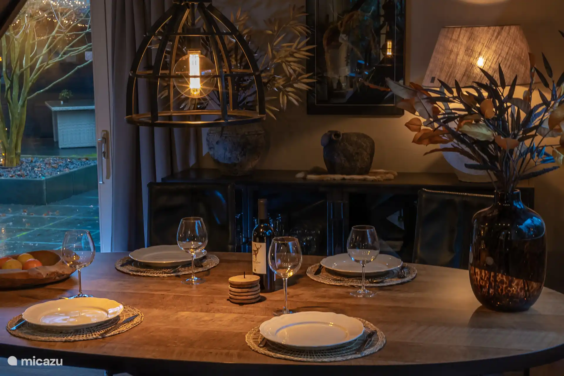 Salle à manger avec vue sur le jardin 