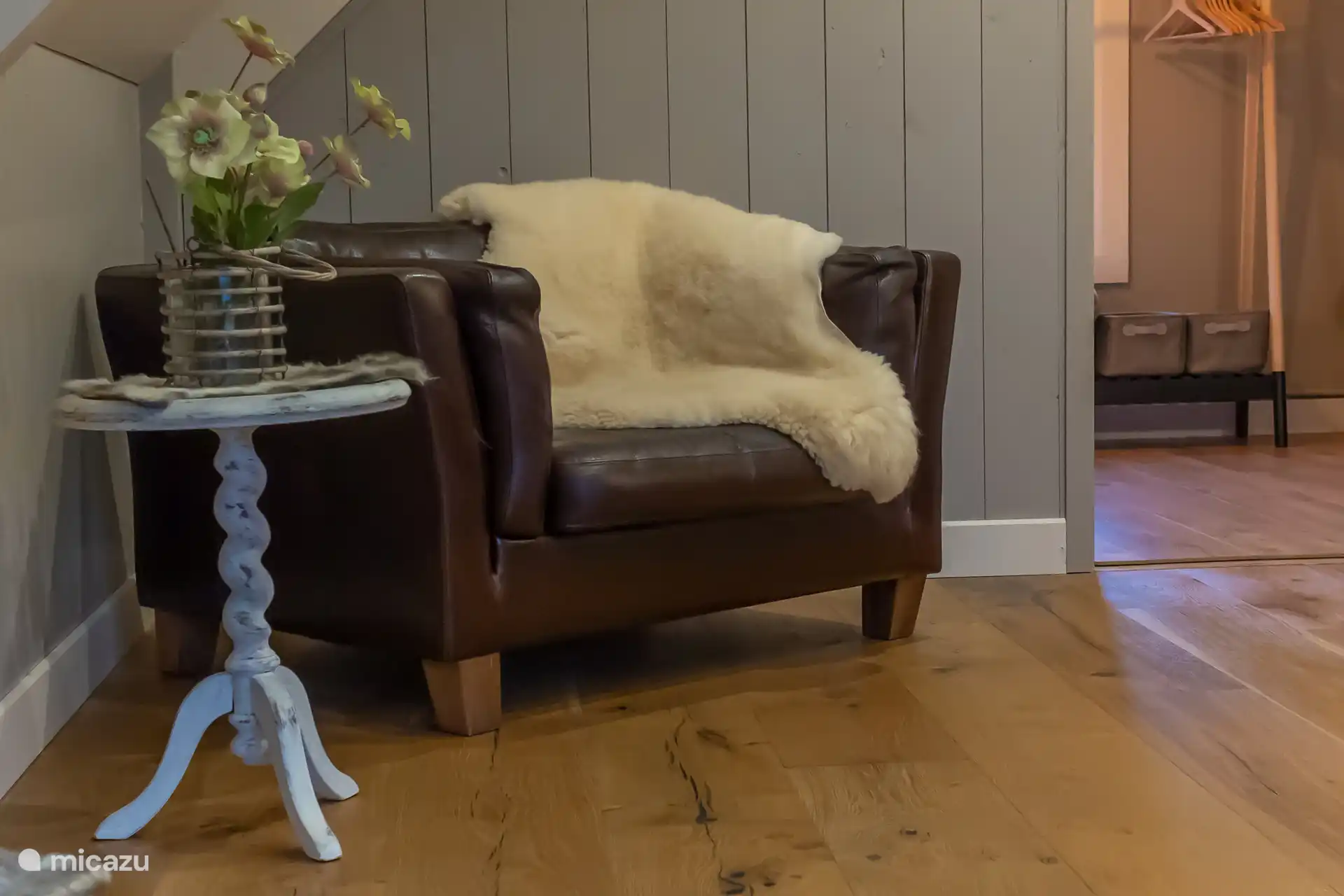 belle chaise sur le toit du loft avec beaucoup d’espace pour pratiquer le yoga 