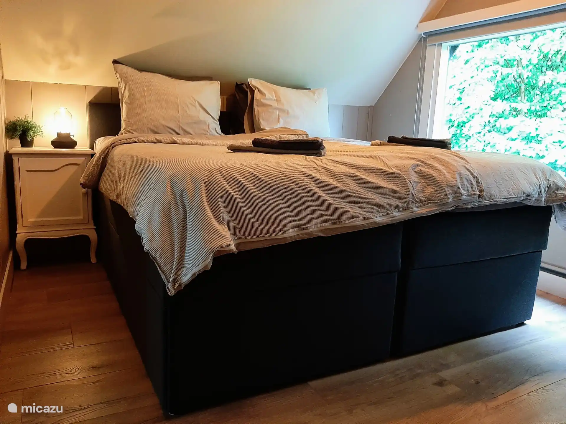 Chambre spacieuse à l’étage supérieur avec vue sur le jardin/jacuzzi 