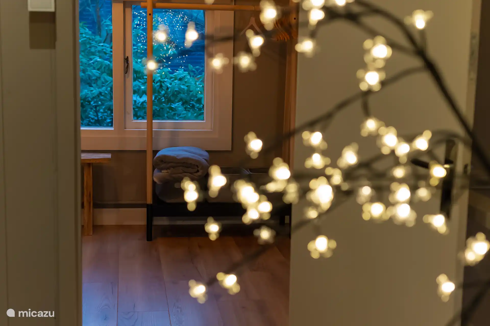 éclairage d’ambiance sur la mezzanine avec beaucoup d’espace pour pratiquer le Yoga 