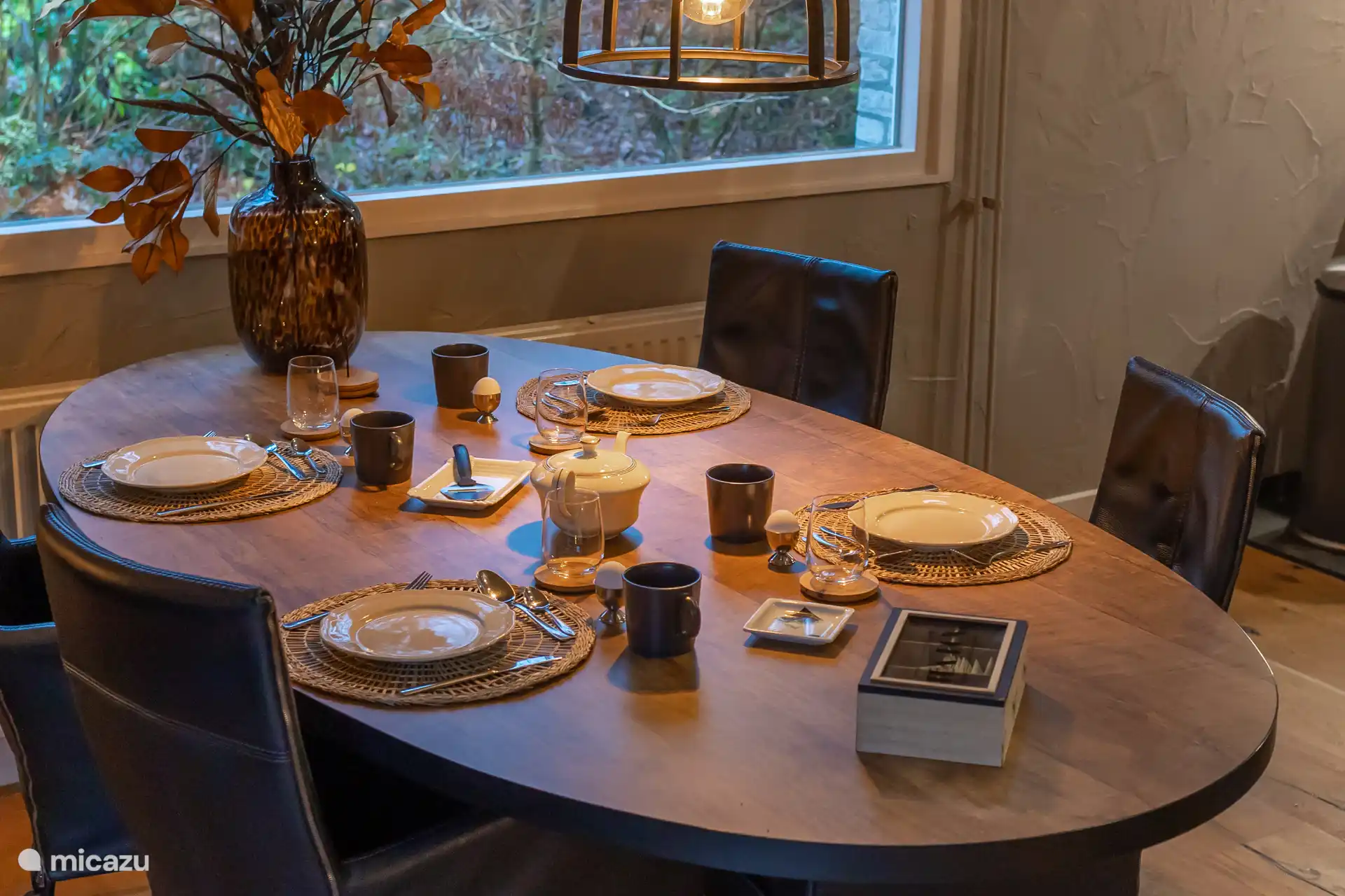 Table à manger donnant sur le jardin