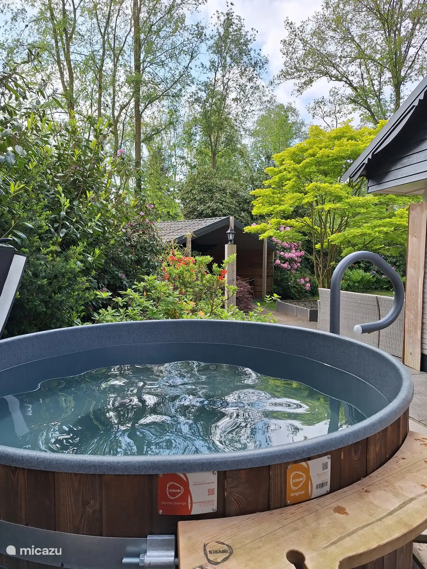 Le bain à remous 24h/24 et 7j/7 à une température de 38 degrés. Détendez-vous avec un beau ciel étoilé par temps clair.