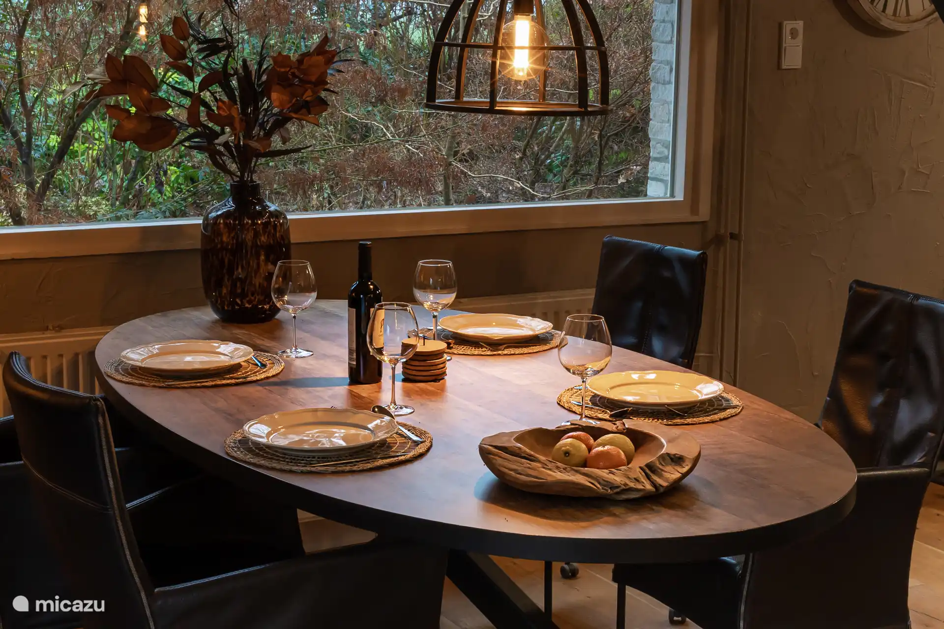 Charmant à une table spacieuse avec vue sur le jardin 