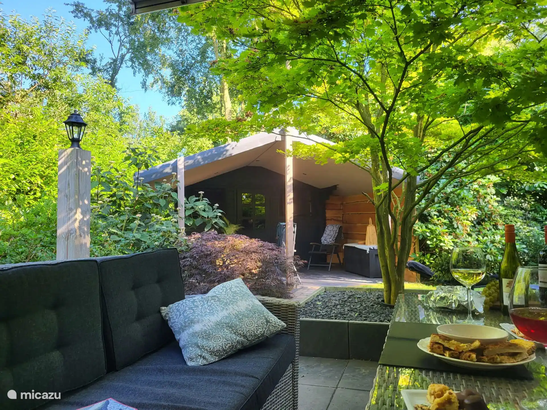 Terrasse extérieure avec vue sur le sauna extérieur 