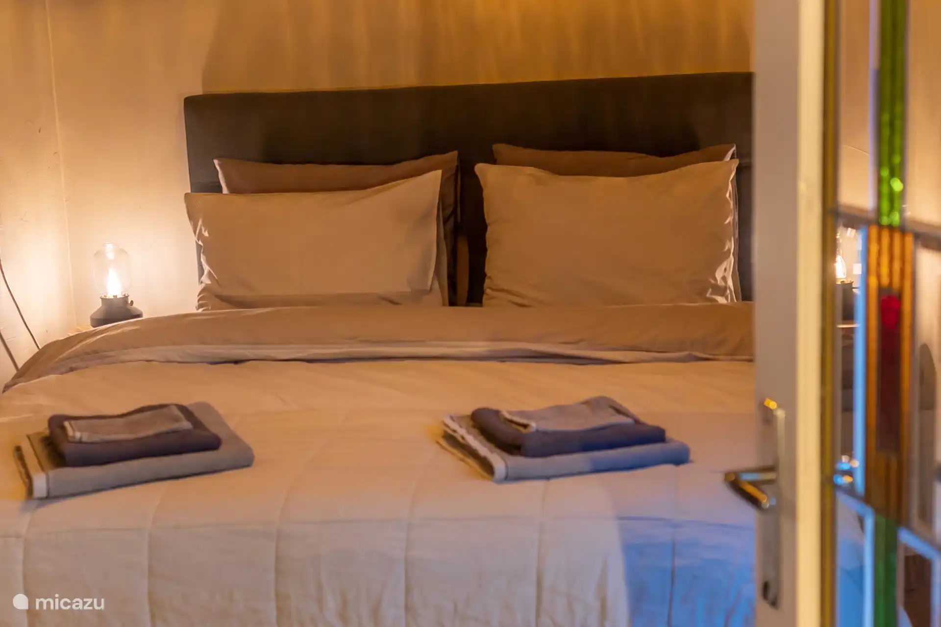 La chambre du rez-de-chaussée avec vue sur le jardin