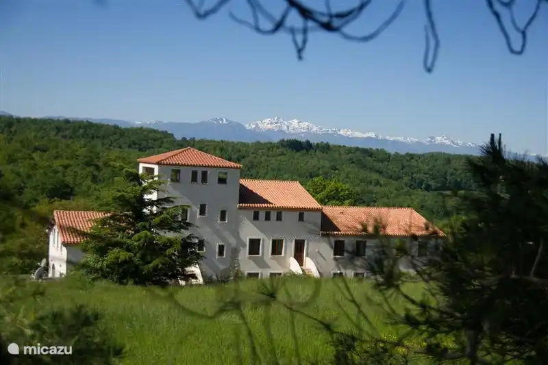 La hermosa ubicación de las casas, con vistas a los Pirineos