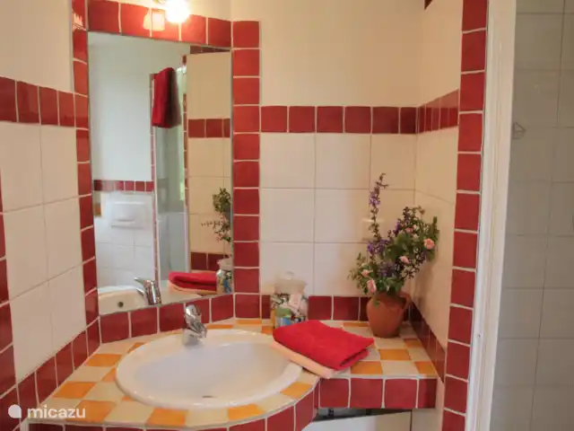 Marsanne en Francia, Aude, Sonnac-sur-l'Hers - casa vacacional ... y el baño rojo
