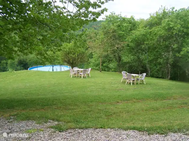 Marsanne en Francia, Aude, Sonnac-sur-l'Hers - casa vacacional Vista desde la casa sobre el césped para tomar el sol y la piscina