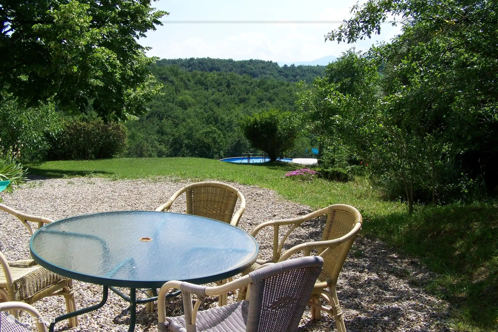 Desde la gran terraza se tiene una vista de la piscina