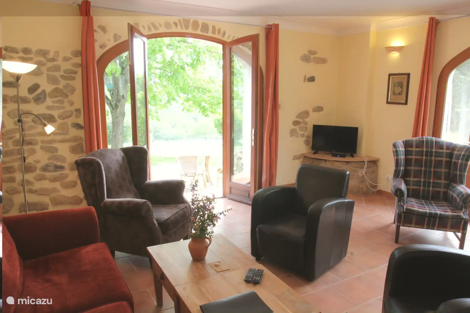 Preciosa vista desde la sala de estar a la gran terraza y al tilo.