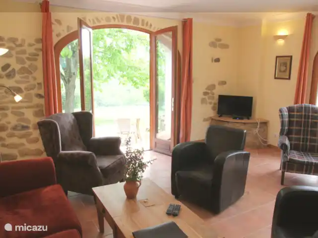 Marsanne en Francia, Aude, Sonnac-sur-l'Hers - casa vacacional Preciosa vista desde la sala de estar a la gran terraza y al tilo.