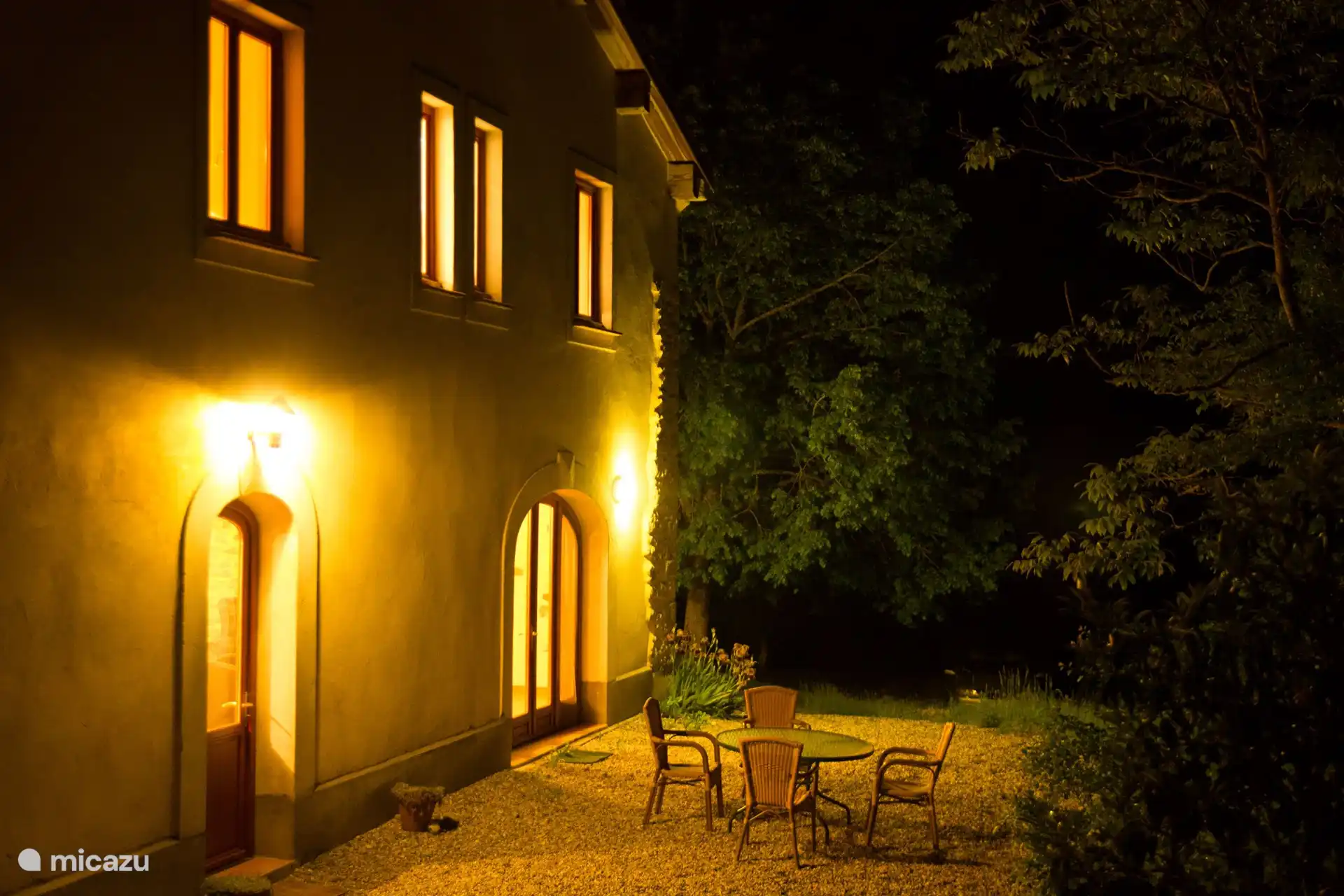 y luego sentarse afuera durante mucho tiempo por la noche, disfrutar de una copa de vino y un hermoso cielo estrellado, con solo el sonido de las cigarras...