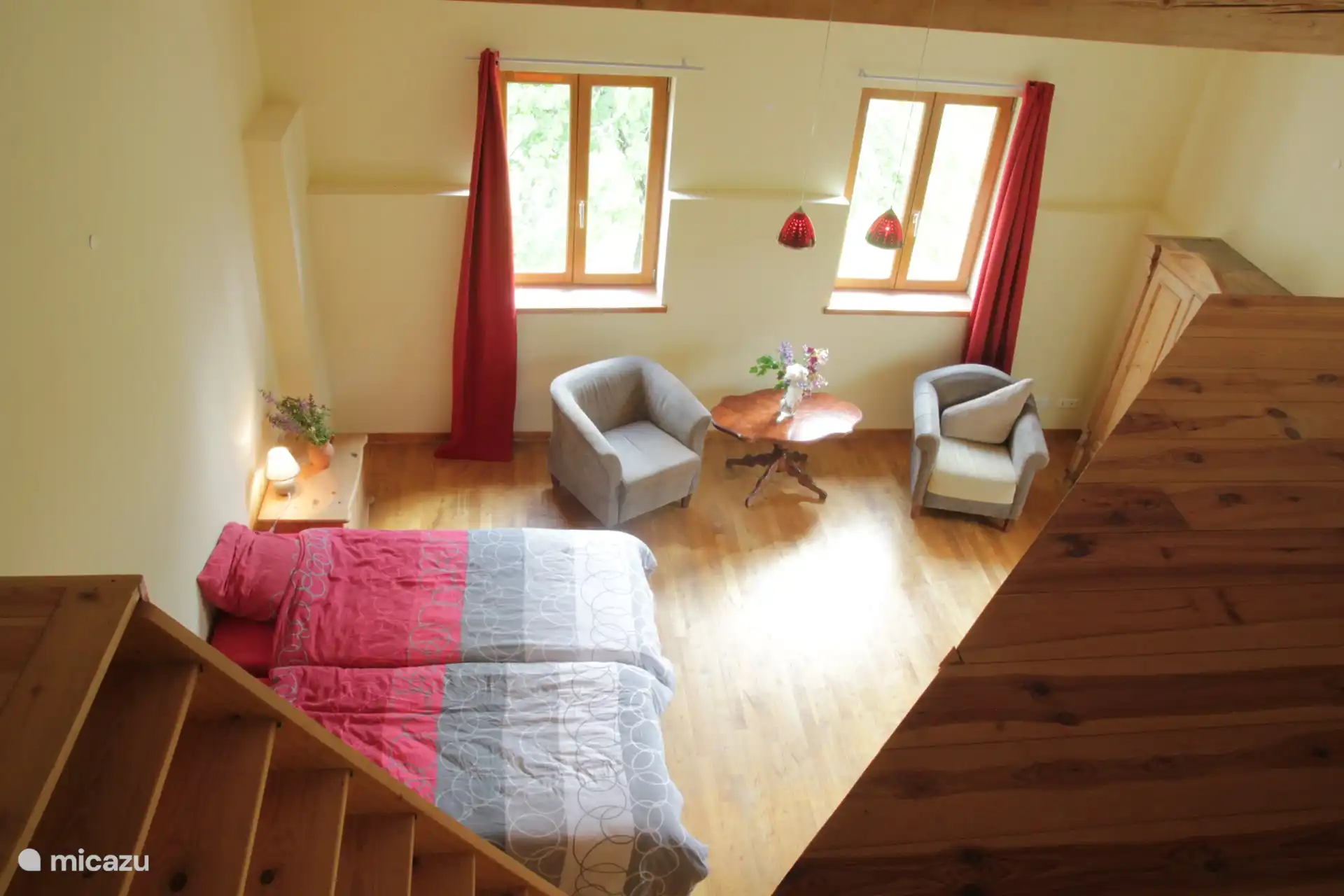 Uno de los dos dormitorios, visto desde arriba.