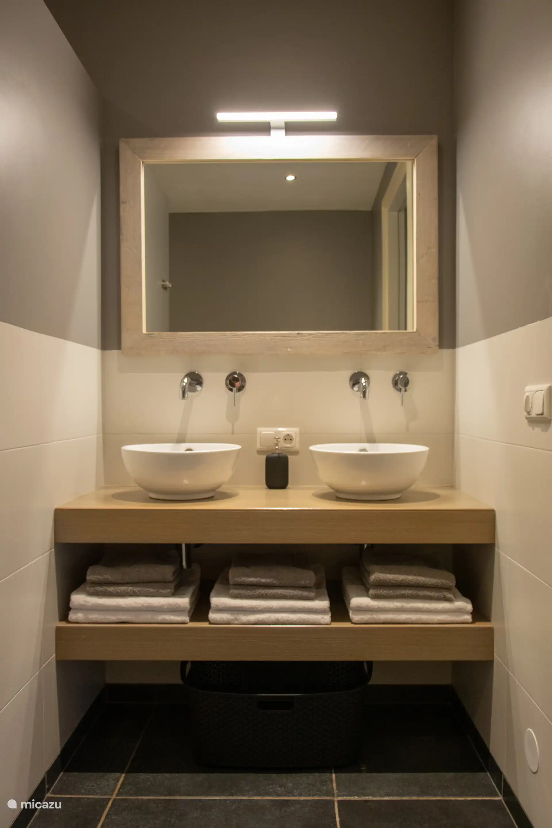 t' Veenhuis: Badezimmer mit ebenerdiger Dusche, 2 Waschbecken und einer Badewanne