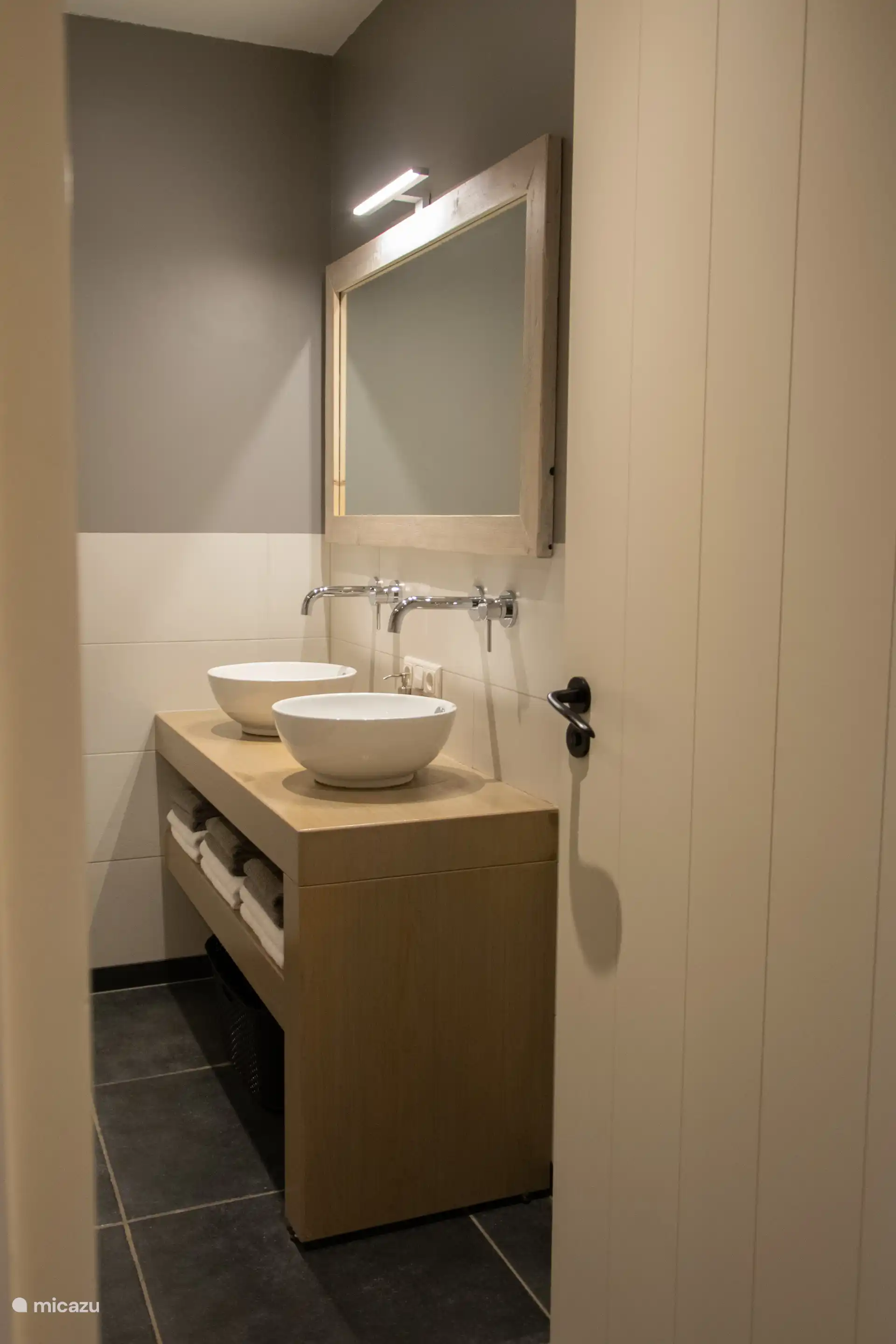 De Peelrand: Badezimmer mit extra geräumiger Dusche für Behinderte und 2 Waschbecken und einer Toilette