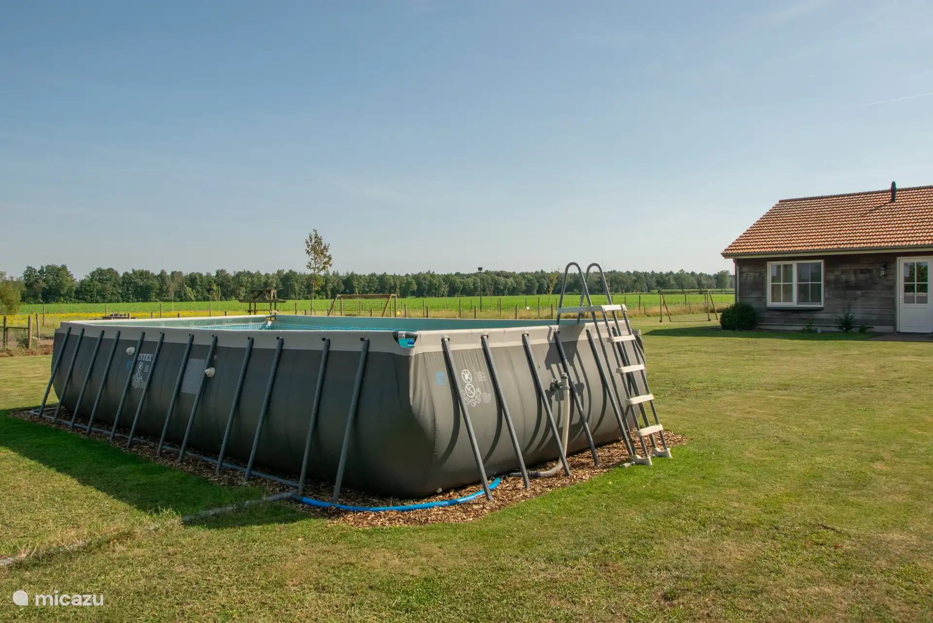Schwimmbad mit Blick auf den Spielplatz und die Tierwiese