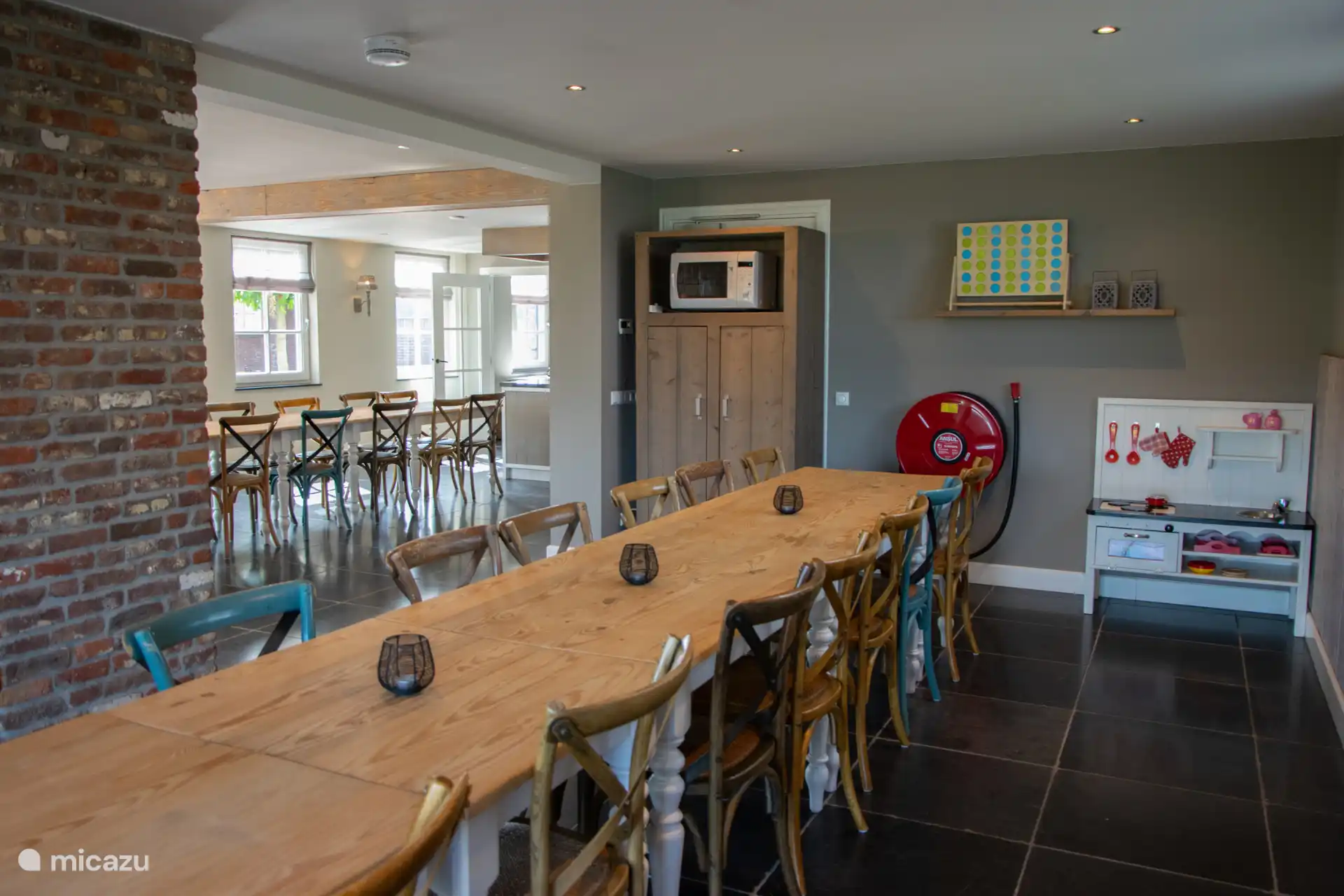 Wohnzimmer Bauernhaus mit Spielzeugschrank und Küchenzeile für die Kinder