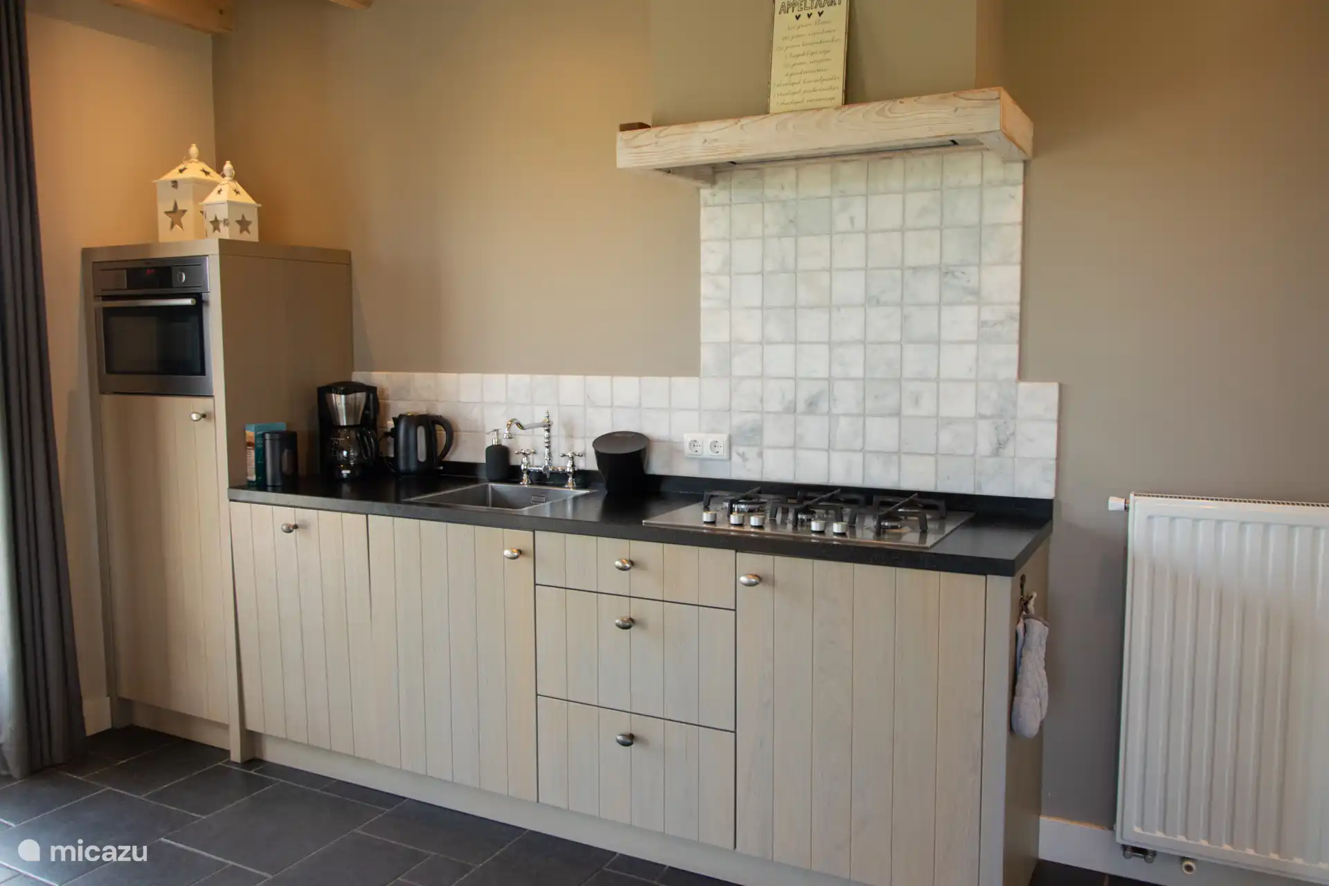 De Korenhof: Küche, die komplett ausgestattet ist.