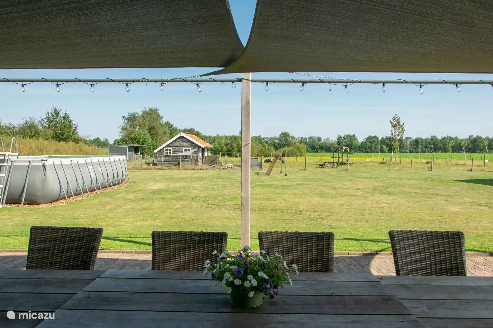 Terrassenbauernhaus mit Blick auf den Spielplatz, die Tierwiese und das Schwimmbad.