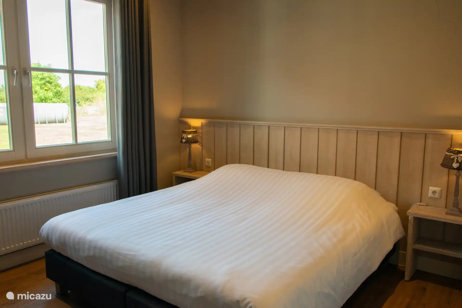 't Veenhuis: Schlafzimmer 1 (Möglichkeit, 1x 2 Personen oder 2x 1 Person schminken zu lassen)