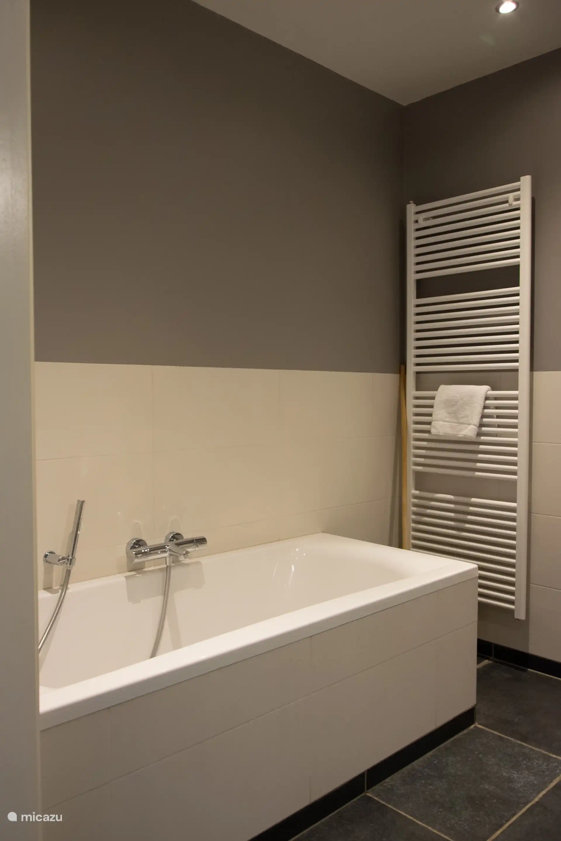 De Korenhof: Badezimmer mit ebenerdiger Dusche, 2 Waschbecken und einer Badewanne.